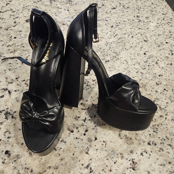 Heels 9 - Picture 3 of 6